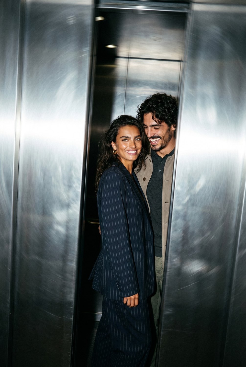 Republica — the couple leaving the lift