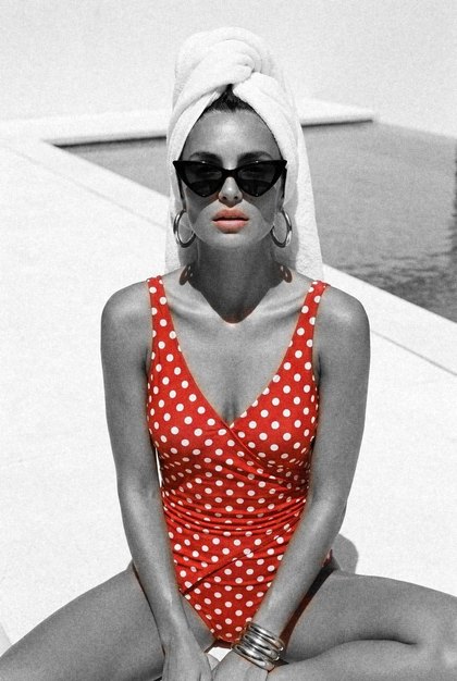 Verdissima — Diva frame: the real swimsuit, the only colour in the frame